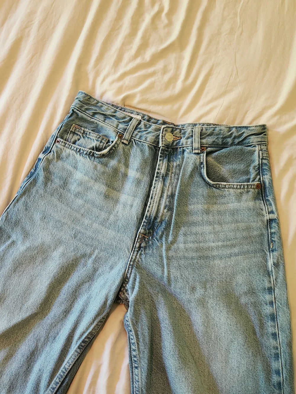 Zara Light Wash Frayed Hem Jeans